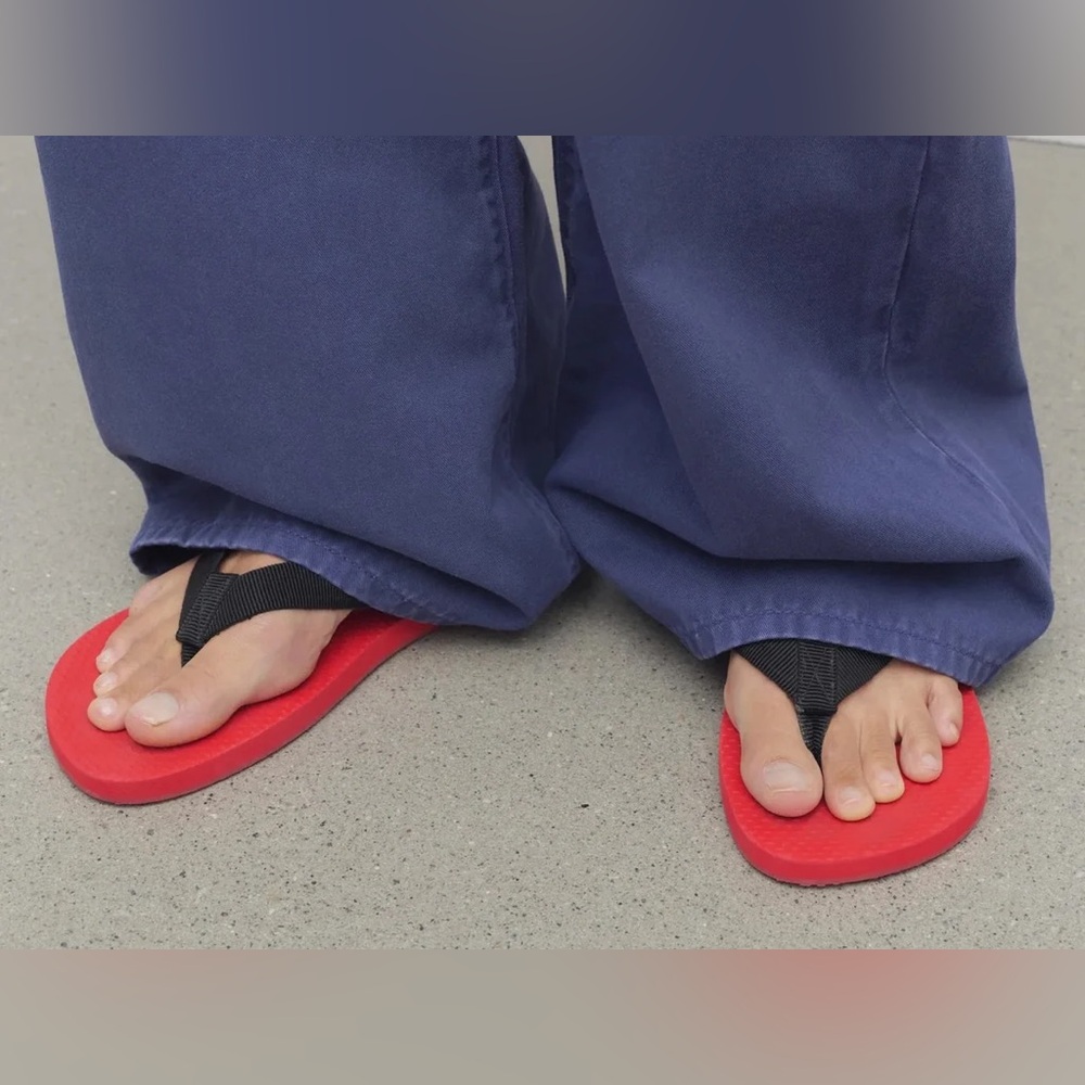 Dune Classic Sandal in Rubber Red Flip Flops with Black Straps